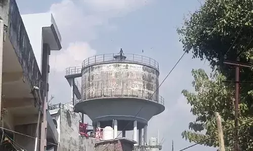 तौबा मोहब्बत: प्रेमिका ने कॉल काटा तो जान देने के लिए चढ़ गया पानी की टंकी पर! फिर तो ये हुआ... तौबा मोहब्बत: प्रेमिका ने कॉल काटा तो जान देने के लिए चढ़ गया पानी की टंकी पर! फिर तो ये हुआ...