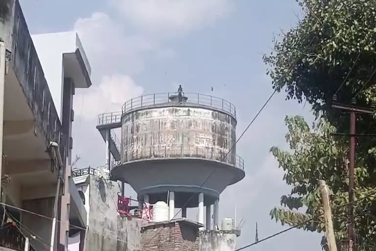 तौबा मोहब्बत: प्रेमिका ने कॉल काटा तो जान देने के लिए चढ़ गया पानी की टंकी पर! फिर तो ये हुआ...