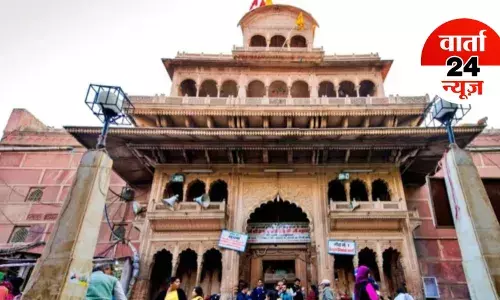 MATHURA: बांके बिहारी मंदिर के गर्भगृह में 50 सालों से बंद कमरे खुलेंगे, कमरे में क्या-क्या रखा है... MATHURA: बांके बिहारी मंदिर के गर्भगृह में 50 सालों से बंद कमरे खुलेंगे, कमरे में क्या-क्या रखा है...