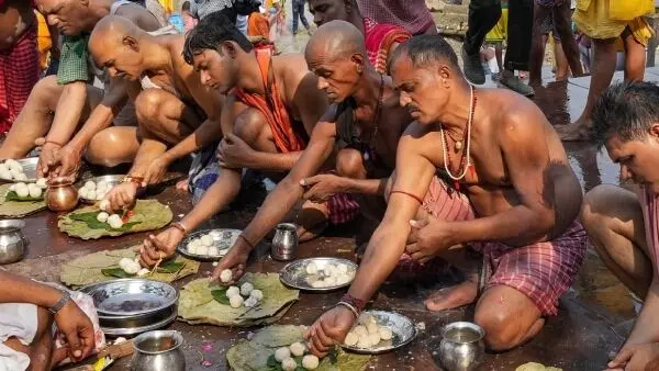 Pitru Paksh: कुरुक्षेत्र के इस मंदिर में पिंडदान करने से पितरों को मिलता है मोक्ष! जानें महाभारत काल से क्या है कनेक्शन Pitru Paksh: कुरुक्षेत्र के इस मंदिर में पिंडदान करने से पितरों को मिलता है मोक्ष! जानें महाभारत काल से क्या है कनेक्शन