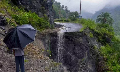 WEATHER UPDATE: जाते-जाते सितम ढा रहा मानसून! इन राज्यों में अगले तीन दिनों तक बारिश का अलर्ट WEATHER UPDATE: जाते-जाते सितम ढा रहा मानसून! इन राज्यों में अगले तीन दिनों तक बारिश का अलर्ट