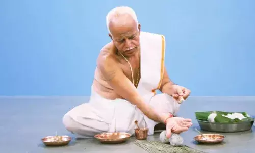 Pitru Paksha 2025: कभी सोचा है कि पितृ पक्ष में सफेद रंग के कपड़े पहनकर ही क्यों करते हैं श्राद्ध या पिंडदान? जानें इसके पीछे का राज