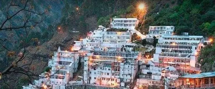 VAISHNO DEVI: तबाही के बाद वैष्णो देवी के दर्शन के रास्ते खुले, श्रद्धालुओं के लिए फिर से यात्रा शुरू VAISHNO DEVI: तबाही के बाद वैष्णो देवी के दर्शन के रास्ते खुले, श्रद्धालुओं के लिए फिर से यात्रा शुरू