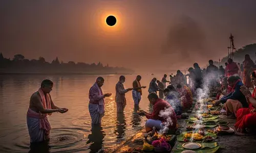 Sarva Pitru Amavasya: सर्व पितृ अमावस्या के दिन रहेगा सूर्य ग्रहण, जानें क्या है पितरों के तर्पण का शुभ मुहूर्त Sarva Pitru Amavasya: सर्व पितृ अमावस्या के दिन रहेगा सूर्य ग्रहण, जानें क्या है पितरों के तर्पण का शुभ मुहूर्त