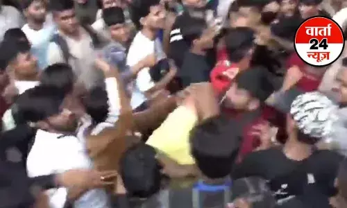 युवाओं में छाया IPHONE 17 का क्रेज! फोन के लिए सारी हदें की पार, स्टोर के बाहर लोगों में हुई हाथापाई, देखें वीडियो