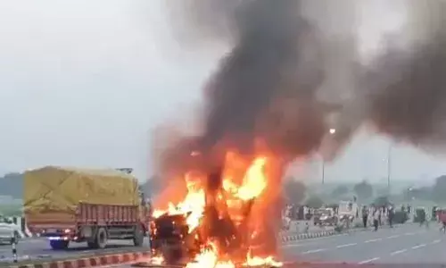 अलीगढ़ में भीषण दुर्घटना: कैंटर और कार की भिड़ंत में चार लोगों की जिंदा जलकर मौत अलीगढ़ में भीषण दुर्घटना: कैंटर और कार की भिड़ंत में चार लोगों की जिंदा जलकर मौत