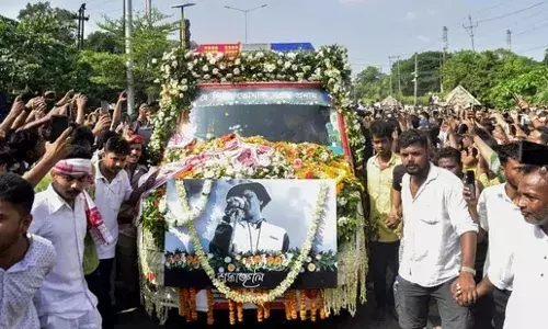 दिल तू ही बता से लोगों के दिलों में छाने वाले जुबिन गर्ग पंचतत्व में हुए विलीन, पैरों की अमिट छाप रखी गई धरोहर के रूप में दिल तू ही बता से लोगों के दिलों में छाने वाले जुबिन गर्ग पंचतत्व में हुए विलीन, पैरों की अमिट छाप रखी गई धरोहर के रूप में