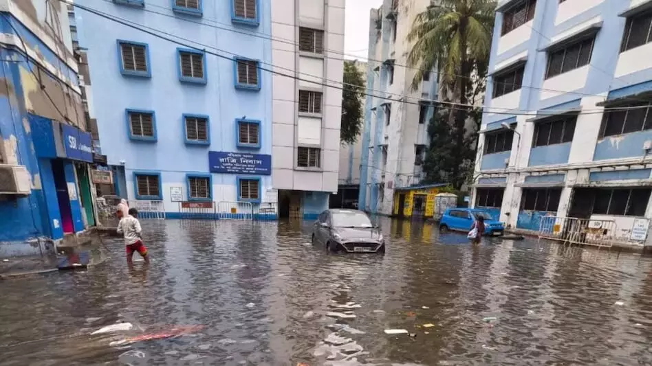 पानी से बेहाल कोलकाता! ट्रेन और हवाई सेवाओं पर लगा ब्रेक, करंट लगने से 5 की मौत