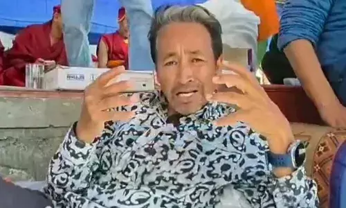 लद्दाख में हिंसक प्रदर्शन, 4 की मौत और 30 घायल; सोनम वांगचुक ने वापस ली भूख हड़ताल, बोले- यह जेन-जी की क्रांति है लद्दाख में हिंसक प्रदर्शन, 4 की मौत और 30 घायल; सोनम वांगचुक ने वापस ली भूख हड़ताल, बोले- यह जेन-जी की क्रांति है