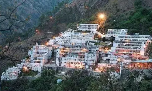 NAVRATRI SPECIAL: सबसे पवित्र तीर्थस्थलों में से एक वैष्णो देवी मंदिर! यात्रा में आते हैं कई कठिन पड़ाव, जानें यात्रा का महत्व NAVRATRI SPECIAL: सबसे पवित्र तीर्थस्थलों में से एक वैष्णो देवी मंदिर! यात्रा में आते हैं कई कठिन पड़ाव, जानें यात्रा का महत्व