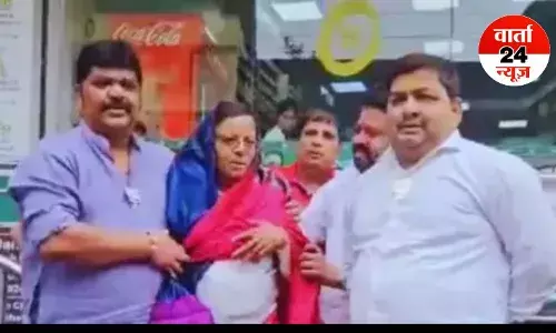 भाजपा कार्यकर्ताओं ने कांग्रेस कार्यकर्ता को बीच सड़क पर पहनाई साड़ी, जानें क्यों ऐसा किया