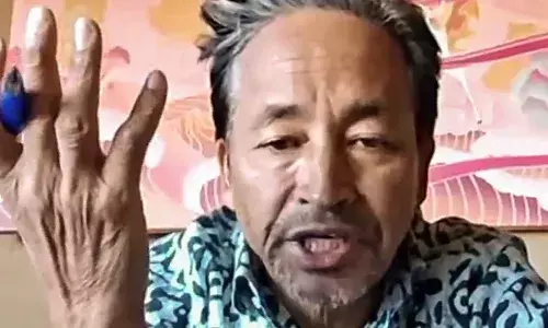 लद्दाख हिंसा के बाद बड़ा ऐक्शन: सोनम वांगचुक के NGO का विदेशी फंडिंग लाइसेंस रद्द लद्दाख हिंसा के बाद बड़ा ऐक्शन: सोनम वांगचुक के NGO का विदेशी फंडिंग लाइसेंस रद्द