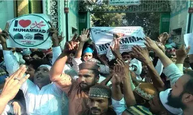 बरेली में जुमे की नमाज के बाद बवाल! पुलिस ने किया लाठीचार्ज... बरेली में जुमे की नमाज के बाद बवाल! पुलिस ने किया लाठीचार्ज...