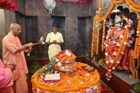 सीएम योगी ने दंगाइयों को दी चेतावनी! कहा-दुस्साहस करोगे तो पिटोगे, माता पाटेश्वरी के नाम पर यह कहा...