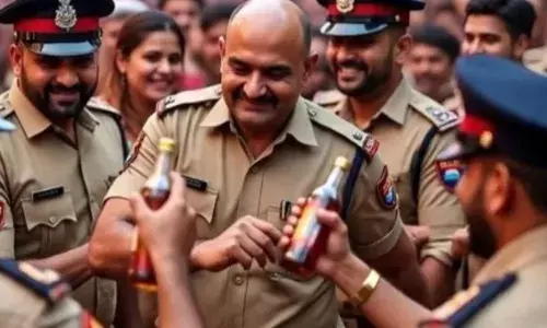 Ghaziabad: खाकी ने लगाए ठुमके! हिस्ट्रीशीटर की पार्टी में बारगर्ल्स के संग पुलिसकर्मियों ने छलकाए जाम, जानें पूरा मामला Ghaziabad: खाकी ने लगाए ठुमके! हिस्ट्रीशीटर की पार्टी में बारगर्ल्स के संग पुलिसकर्मियों ने छलकाए जाम, जानें पूरा मामला