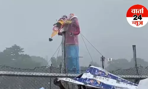 RAVAN DAHAN: पटना में बारिश ने तोड़ा रावण की मुंडी, जलमग्न हुआ गांधी मैदान RAVAN DAHAN: पटना में बारिश ने तोड़ा रावण की मुंडी, जलमग्न हुआ गांधी मैदान