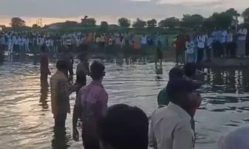 मध्य प्रदेश में दुर्गा विसर्जन के दौरान बड़ा हादसा: तालाब में ट्रॉली पलटने से 11 की मौत, CM ने की मुआवजे की घोषणा मध्य प्रदेश में दुर्गा विसर्जन के दौरान बड़ा हादसा: तालाब में ट्रॉली पलटने से 11 की मौत, CM ने की मुआवजे की घोषणा