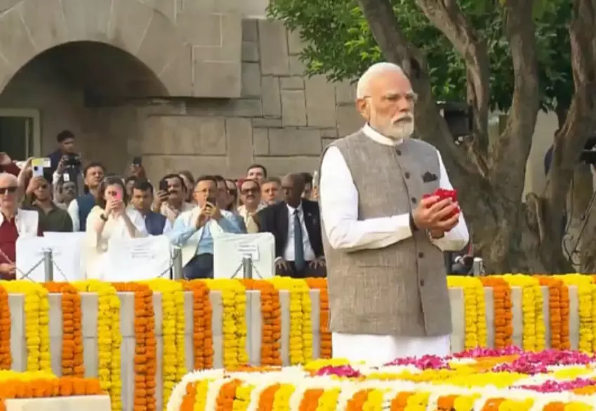 Gandhi Jayanti: प्रधानमंत्री नरेंद्र मोदी ने दी राष्ट्रपिता महात्मा गांधी को श्रद्धांजलि, राहुल गांधी भी राजघाट पहुंचे Gandhi Jayanti: प्रधानमंत्री नरेंद्र मोदी ने दी राष्ट्रपिता महात्मा गांधी को श्रद्धांजलि, राहुल गांधी भी राजघाट पहुंचे