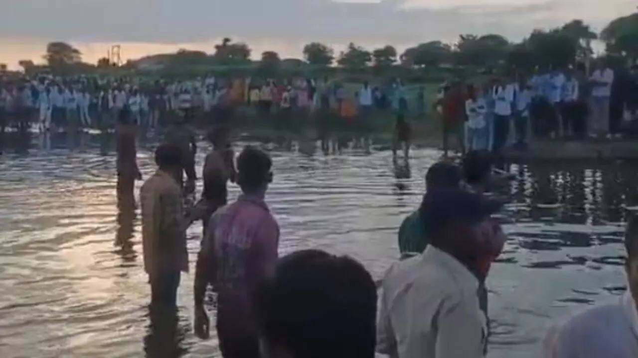 मध्य प्रदेश में दुर्गा विसर्जन के दौरान बड़ा हादसा: तालाब में ट्रॉली पलटने से 11 की मौत, CM ने की मुआवजे की घोषणा
