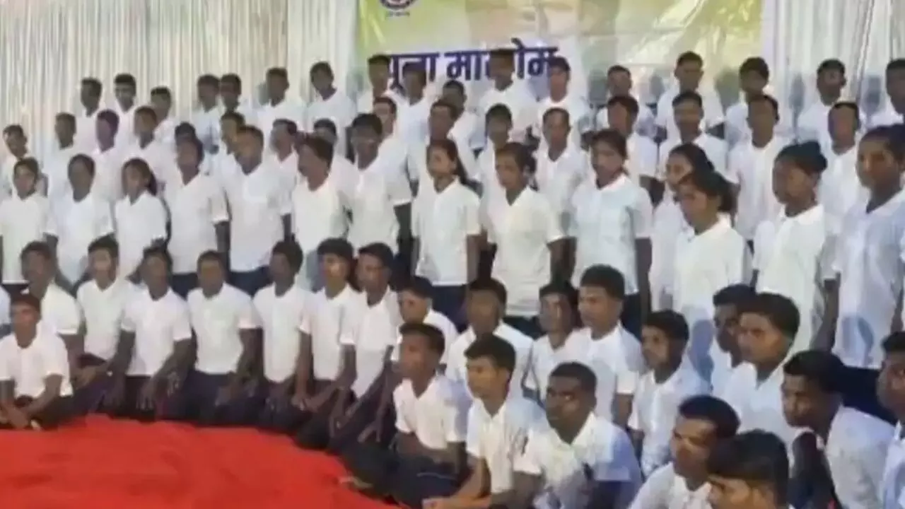 छत्तीसगढ़ में बड़ी कामयाबी: 103 नक्सलियों ने किया सरेंडर, 49 पर था 1 करोड़ से ज्यादा का इनाम