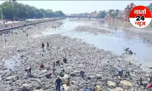 हे गंगे, आस्था की डुबकी कैसे लगाऊं! हरिद्वार में सूख रही हर की पौड़ी से टूट रहा लोगों का मन, जानें सूखने का कारण हे गंगे, आस्था की डुबकी कैसे लगाऊं! हरिद्वार में सूख रही हर की पौड़ी से टूट रहा लोगों का मन, जानें सूखने का कारण