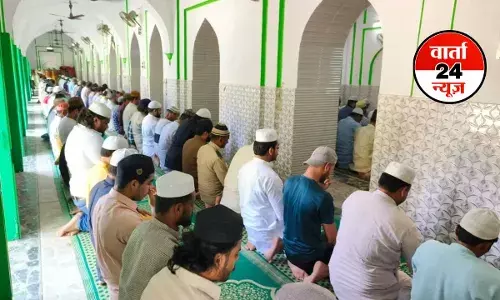 छावनी में तब्दील बरेली, शांतिपूर्ण माहौल में संपन्न हुई जुमे की नमाज, मस्जिदों से की गई अमन की दुआ छावनी में तब्दील बरेली, शांतिपूर्ण माहौल में संपन्न हुई जुमे की नमाज, मस्जिदों से की गई अमन की दुआ