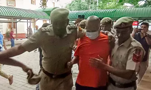 दिल्ली के ‘डर्टी बाबा’ पर गवाह धमकाने का नया आरोप, कोर्ट ने भेजा 14 दिन की न्यायिक हिरासत में दिल्ली के ‘डर्टी बाबा’ पर गवाह धमकाने का नया आरोप, कोर्ट ने भेजा 14 दिन की न्यायिक हिरासत में