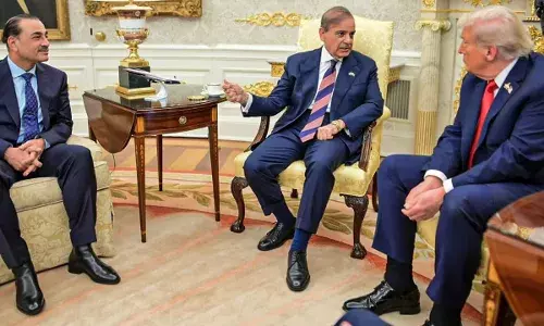 अमेरिका से रिश्ते सुधारने की कोशिश में पाकिस्तान, अरब सागर में बंदरगाह बनाने का प्रस्ताव ट्रंप को दिया