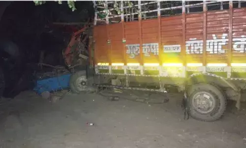 आगरा में भीषण सड़क हादसे में चार लोगों की मौत, कंटेनर और ट्रक के बीच जोरदार टक्कर आगरा में भीषण सड़क हादसे में चार लोगों की मौत, कंटेनर और ट्रक के बीच जोरदार टक्कर