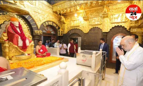 अमित शाह ने शिरडी के साईंबाबा मंदिर में की पूजा! अहिल्यानगर से महाराष्ट्र में बारिश प्रभावित किसानों को दिया यह भरोसा… अमित शाह ने शिरडी के साईंबाबा मंदिर में की पूजा! अहिल्यानगर से महाराष्ट्र में बारिश प्रभावित किसानों को दिया यह भरोसा…