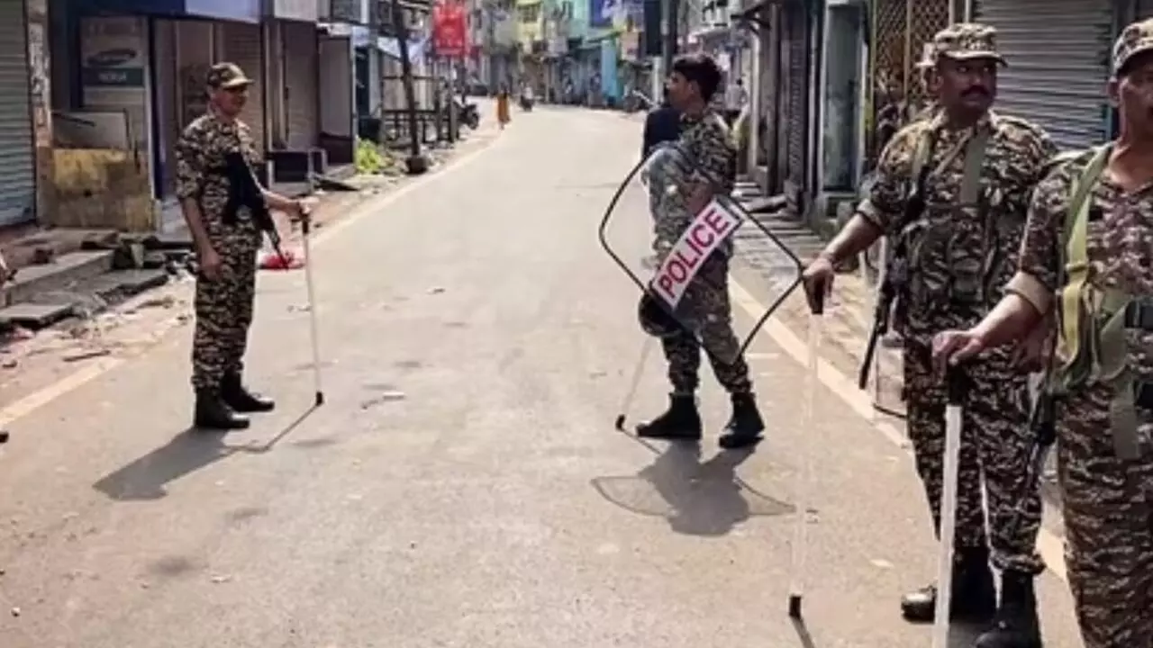 कटक में भड़की हिंसा: दुर्गा विसर्जन जुलूस में झड़प के बाद इंटरनेट बंद, VHP ने बुलाया 12 घंटे का बंद