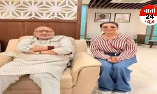 अब चुनावी बिसात पर पवन सिंह और अक्षरा सिंह आमने-सामने! अक्षरा ने की गिरिराज सिंह से मुलाकात, जानें क्या खिल रहा है गुल अब चुनावी बिसात पर पवन सिंह और अक्षरा सिंह आमने-सामने! अक्षरा ने की गिरिराज सिंह से मुलाकात, जानें क्या खिल रहा है गुल
