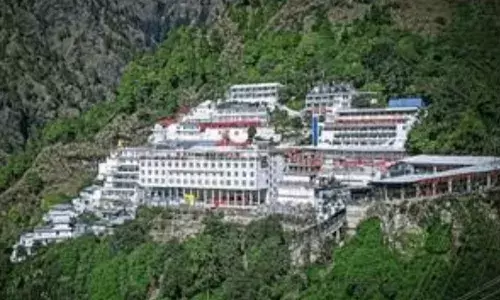 तीन दिन बाद मां वैष्णो देवी की यात्रा फिर से शुरू, लेकिन जाना होगा इस तरह से संभाल कर तीन दिन बाद मां वैष्णो देवी की यात्रा फिर से शुरू, लेकिन जाना होगा इस तरह से संभाल कर