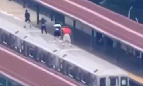 ट्रेन की छत पर चढ़कर वीडियो बना रही थी लड़कियां, फिसला पैर गई जान, जानें पूरा मामला ट्रेन की छत पर चढ़कर वीडियो बना रही थी लड़कियां, फिसला पैर गई जान, जानें पूरा मामला