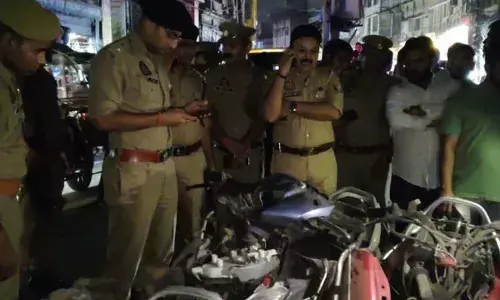 कानपुर में भीषण धमाका: मस्जिद के पास खड़ी दो स्कूटियों में विस्फोट, कई घायल कानपुर में भीषण धमाका: मस्जिद के पास खड़ी दो स्कूटियों में विस्फोट, कई घायल