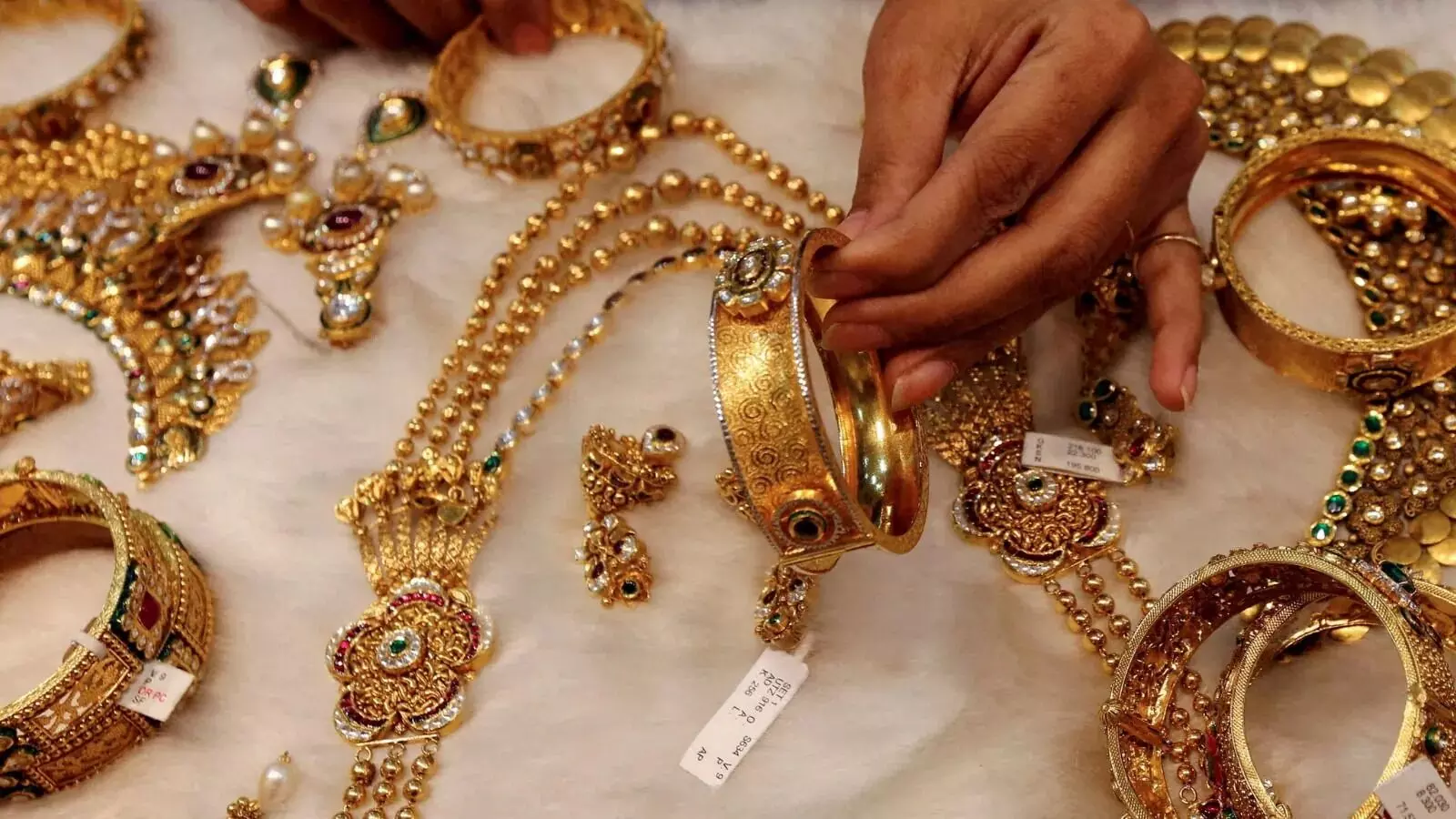 सोने की कीमतों में फिर उछाल! रिकॉर्ड लेवल पर सोना, जानें क्या है आज आपके शहर में ताजा रेट