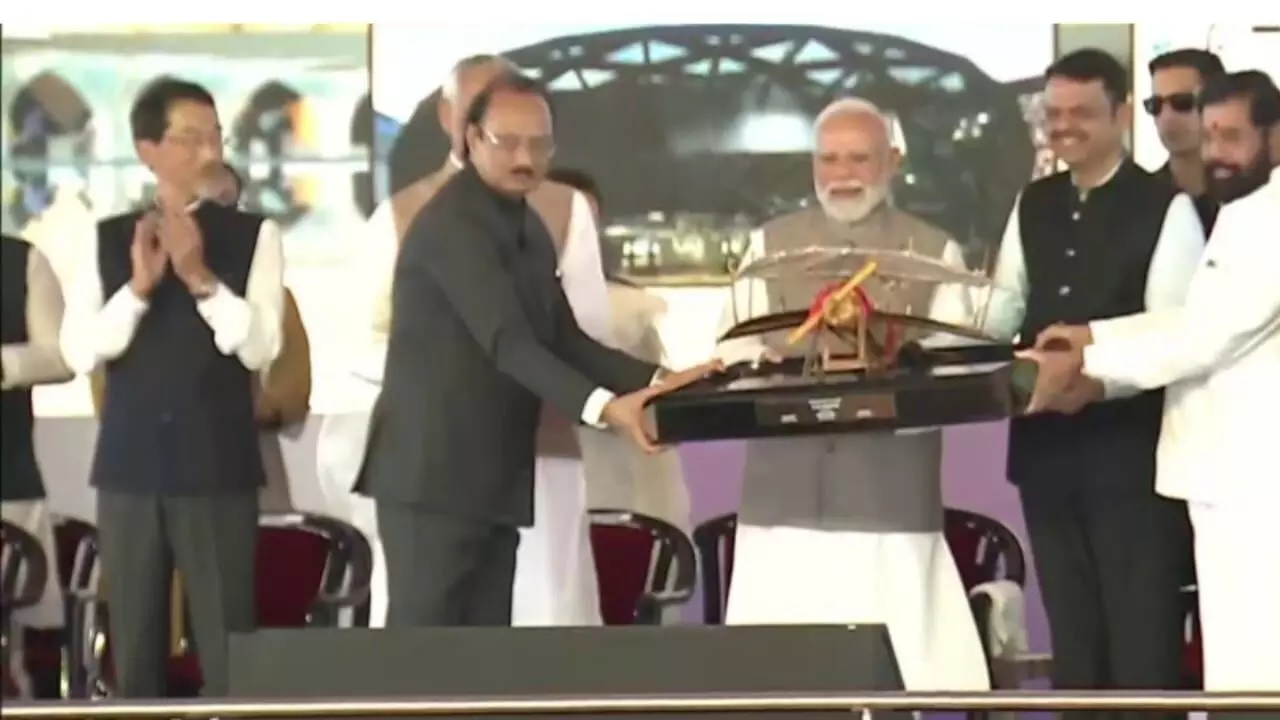 पीएम मोदी ने मुंबईवासियों को दिया तोहफा! नवी मुंबई इंटरनेशनल एयरपोर्ट और मेट्रो लाइन-3 का हुआ उद्घाटन