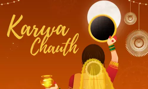 करवाचौथ पर चांद को देखकर महिलाओं ने तोड़ा व्रत, पति की लंबी उम्र की कामना के साथ मनाई खुशियां करवाचौथ पर चांद को देखकर महिलाओं ने तोड़ा व्रत, पति की लंबी उम्र की कामना के साथ मनाई खुशियां