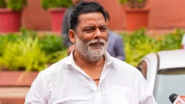 आचार संहिता लागू होने के दौरान फंसे पप्पू यादव, वैशाली में वितरित किया 5 लाख, FIR दर्ज आचार संहिता लागू होने के दौरान फंसे पप्पू यादव, वैशाली में वितरित किया 5 लाख, FIR दर्ज