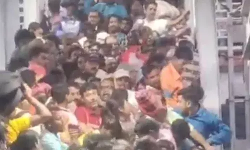 बर्धमान रेलवे स्टेशन पर मची भगदड़, कई यात्री घायल – तीन ट्रेनों के एक साथ आने से हुआ हादसा बर्धमान रेलवे स्टेशन पर मची भगदड़, कई यात्री घायल – तीन ट्रेनों के एक साथ आने से हुआ हादसा