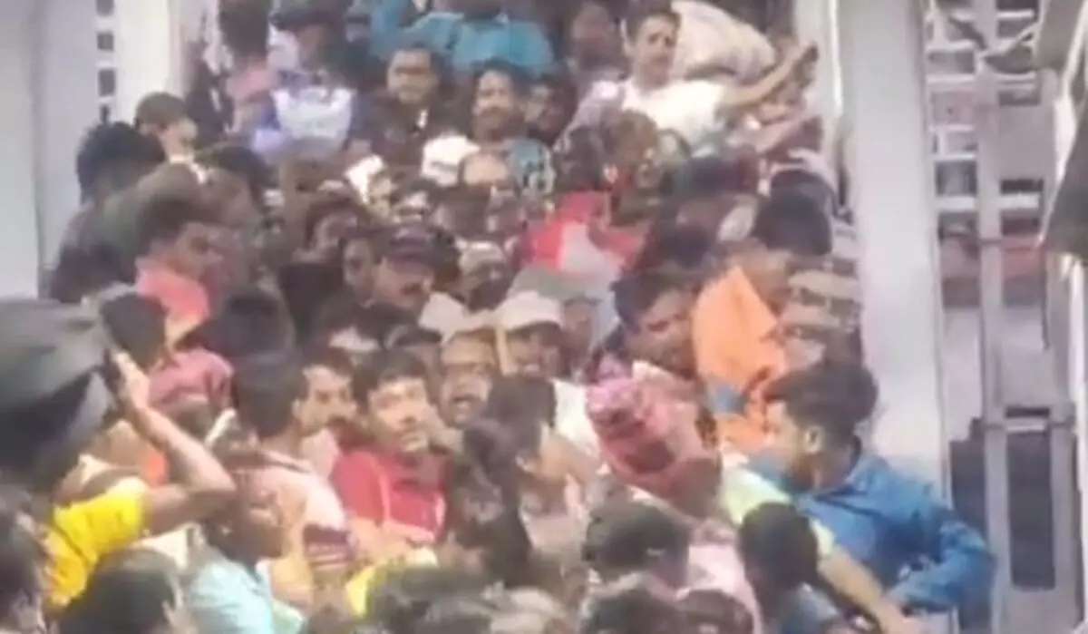 बर्धमान रेलवे स्टेशन पर मची भगदड़, कई यात्री घायल – तीन ट्रेनों के एक साथ आने से हुआ हादसा