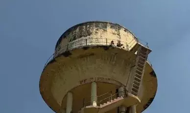 क्या मुझसे भी ज्यादा प्यार करती थी वो, मां की मिन्नतें से भी नहीं माना बेटा, पानी की टंकी से लगा दी छंलाग और फिर... जानें पूरा मामला क्या मुझसे भी ज्यादा प्यार करती थी वो, मां की मिन्नतें से भी नहीं माना बेटा, पानी की टंकी से लगा दी छंलाग और फिर... जानें पूरा मामला