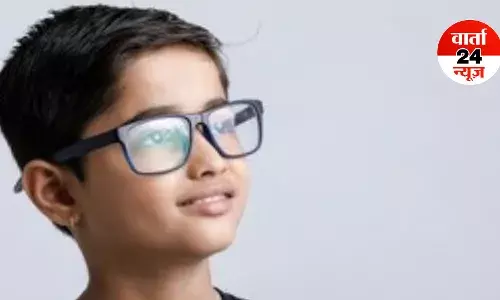 परिवार की जगह स्क्रीन से चिपक रहे हैं बच्चे, तो समय रहते संभल जाइए, 50 प्रतिशत स्कूली छात्रों की आंखों पर लग चुका है चश्मा परिवार की जगह स्क्रीन से चिपक रहे हैं बच्चे, तो समय रहते संभल जाइए, 50 प्रतिशत स्कूली छात्रों की आंखों पर लग चुका है चश्मा