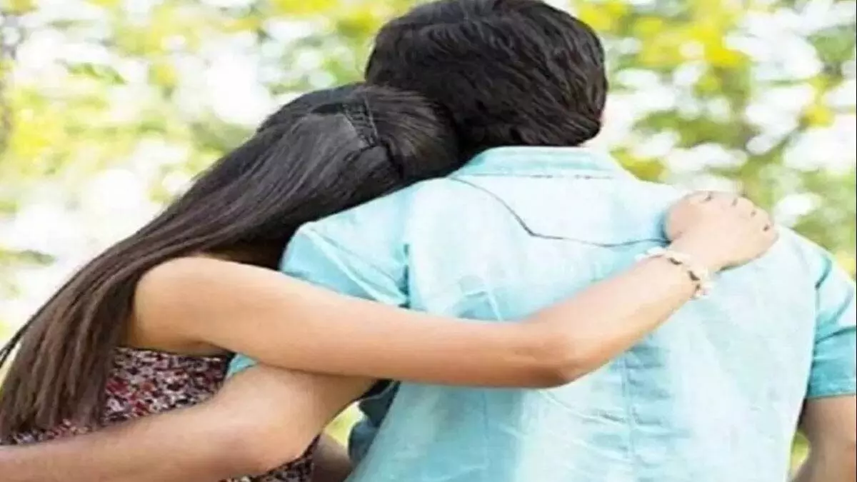 मर जाऊंगी पर तेरा साथ नहीं छोडूंगी... शादी की जिद पर अड़ी प्रेमिका ने प्रेमी के घर दिया धरना, जानें मामला मर जाऊंगी पर तेरा साथ नहीं छोडूंगी... शादी की जिद पर अड़ी प्रेमिका ने प्रेमी के घर दिया धरना, जानें मामला