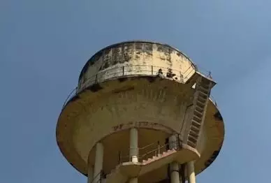 क्या मुझसे भी ज्यादा प्यार करती थी वो, मां की मिन्नतें से भी नहीं माना बेटा, पानी की टंकी से लगा दी छंलाग और फिर... जानें पूरा मामला क्या मुझसे भी ज्यादा प्यार करती थी वो, मां की मिन्नतें से भी नहीं माना बेटा, पानी की टंकी से लगा दी छंलाग और फिर... जानें पूरा मामला
