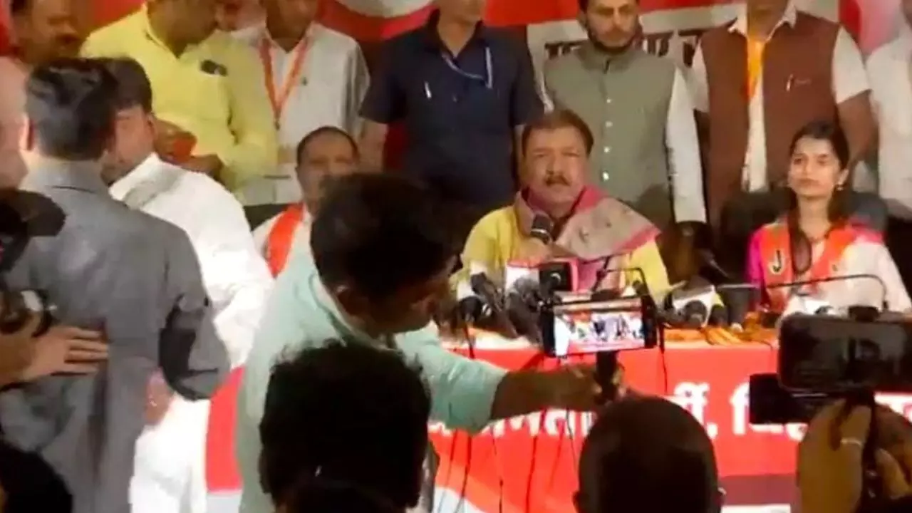 लोक गायिका मैथिली ठाकुर बीजेपी में हुई शामिल, इस सीट से लड़ सकती हैं चुनाव, जानें क्या कहा लोक गायिका मैथिली ठाकुर बीजेपी में हुई शामिल, इस सीट से लड़ सकती हैं चुनाव, जानें क्या कहा