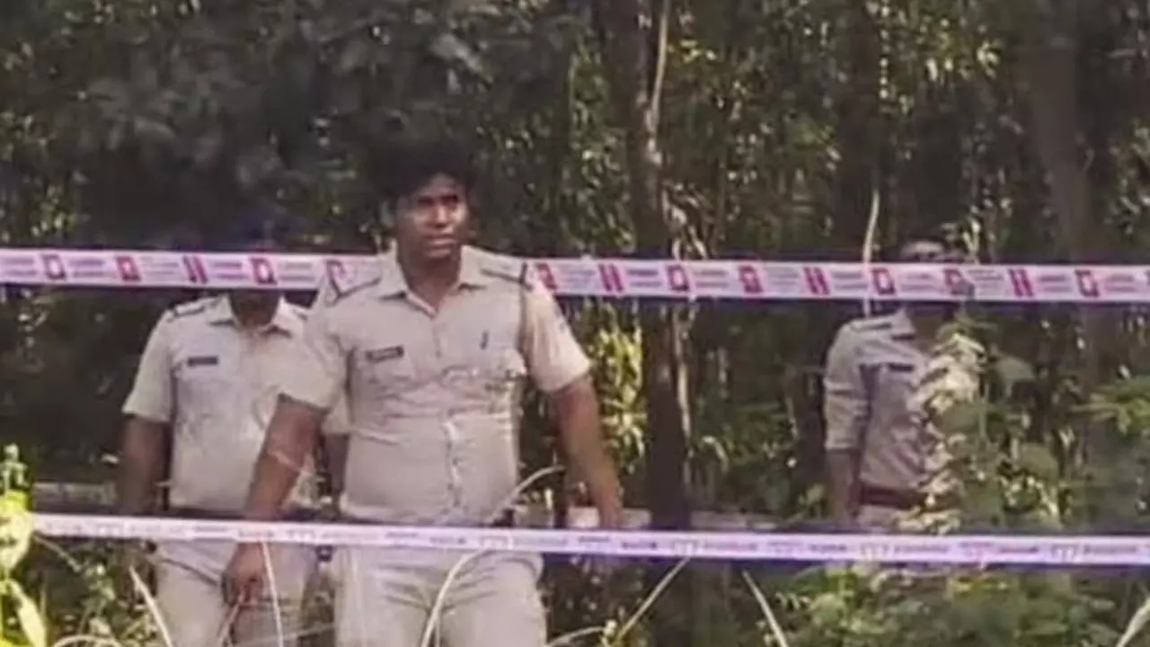 दुर्गापुर छात्रा केस में बड़ा खुलासा: पुलिस ने गैंगरेप की आशंका को किया खारिज, अब दोस्त पर भी शक दुर्गापुर छात्रा केस में बड़ा खुलासा: पुलिस ने गैंगरेप की आशंका को किया खारिज, अब दोस्त पर भी शक