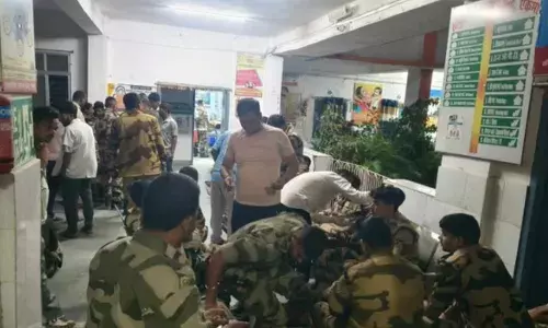 सीआईएसफ के जवानों से भरी बस अनियंत्रित होकर ट्रक से टकराई, 25 जवान घायल सीआईएसफ के जवानों से भरी बस अनियंत्रित होकर ट्रक से टकराई, 25 जवान घायल
