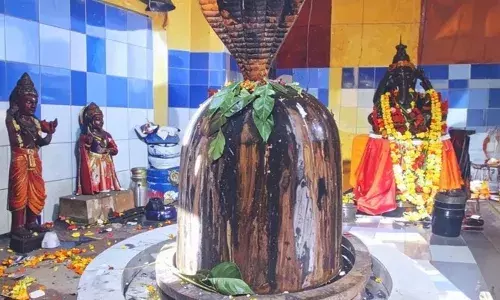 भारत का इकलौता मंदिर जहां शिव परिवार के साथ विराजमान हैं भगवान कुबेर, धनतेरस पर जुटते हैं हजारों भक्त भारत का इकलौता मंदिर जहां शिव परिवार के साथ विराजमान हैं भगवान कुबेर, धनतेरस पर जुटते हैं हजारों भक्त