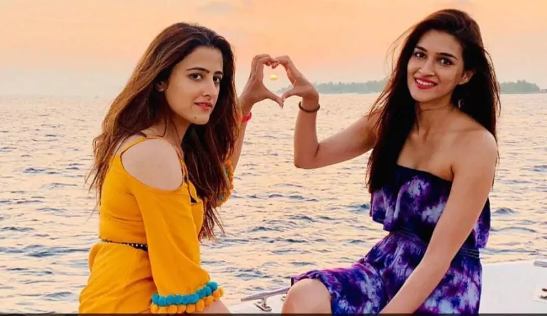 दोनों बहनों ने किया है सिंग इज किंग संग रोमांस, एक का फिल्मों में चलता है जादू, दूसरी म्यूजिक में...जानें कौन
